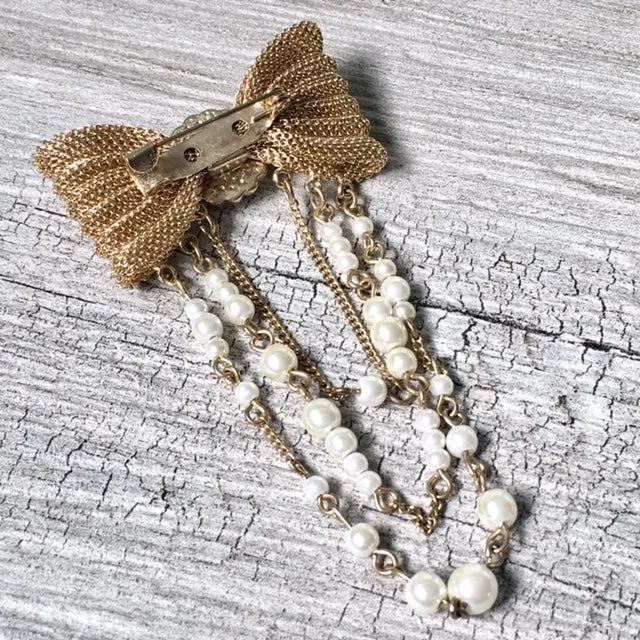 VINTAGE GOLD METAL DIAMANTE BOW BROOCH PIN WITH PEARL CHAIN