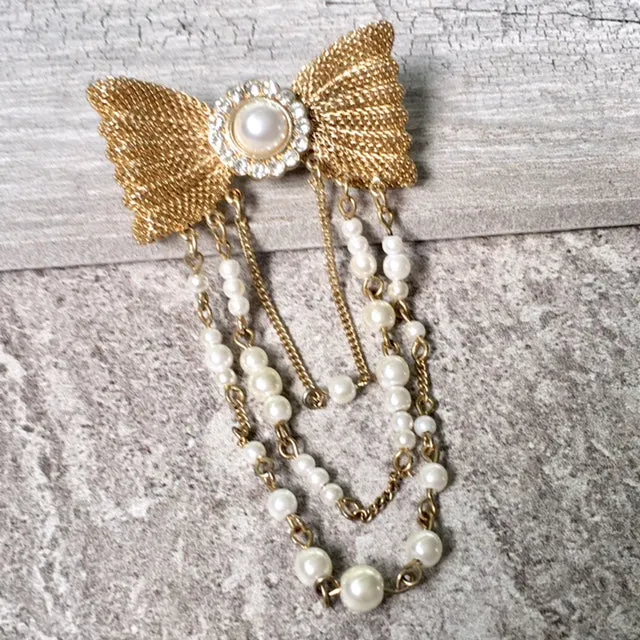 VINTAGE GOLD METAL DIAMANTE BOW BROOCH PIN WITH PEARL CHAIN